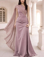 Robe longue en mousseline de couleur unie avec châle asymétrique en satin