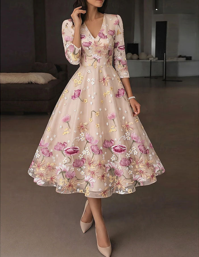 Nudefarbenes Midikleid mit V-Ausschnitt und floraler Stickerei