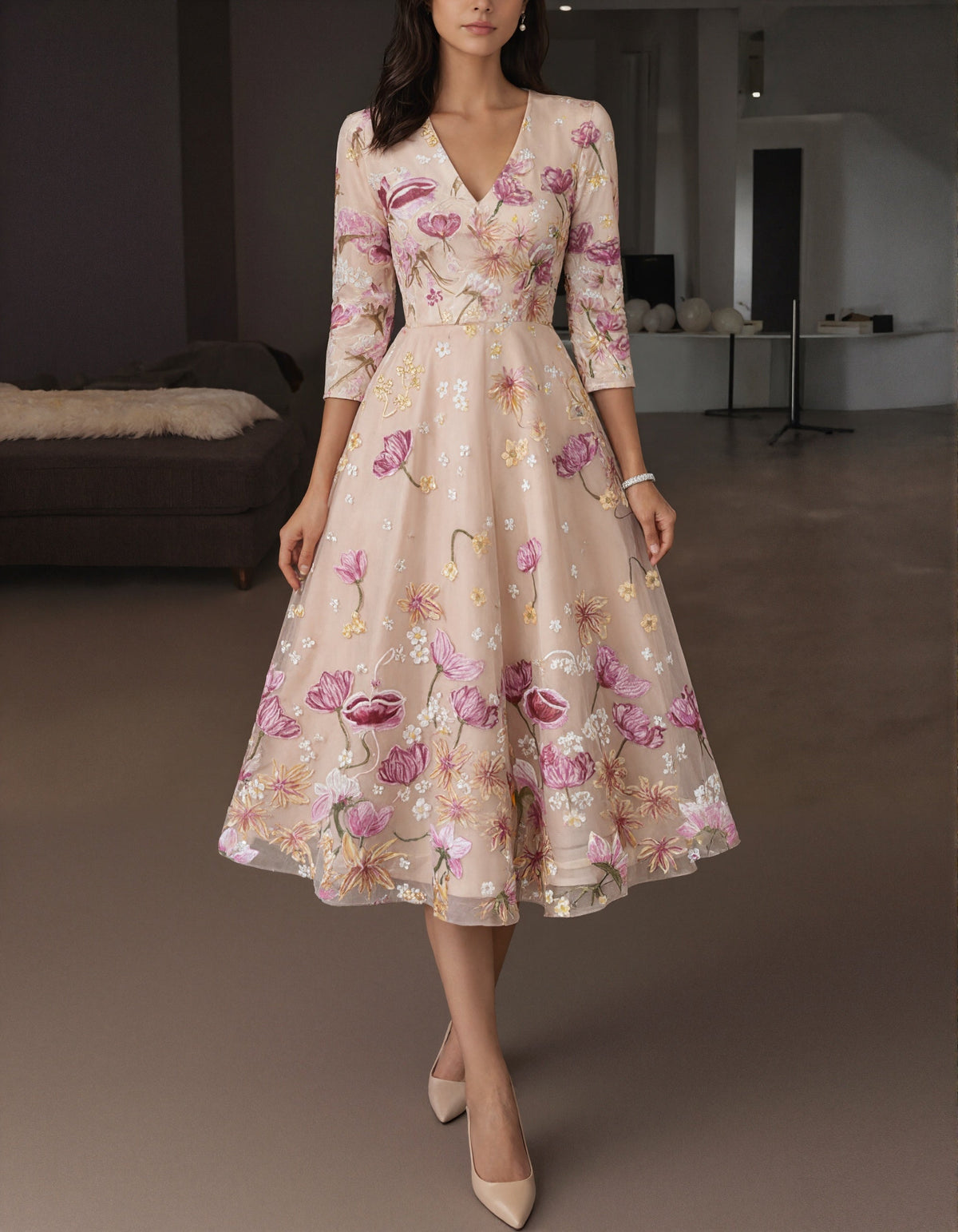 Nudefarbenes Midikleid mit V-Ausschnitt und floraler Stickerei