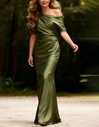 Olivgrünes schulterfreies Maxikleid aus Satin