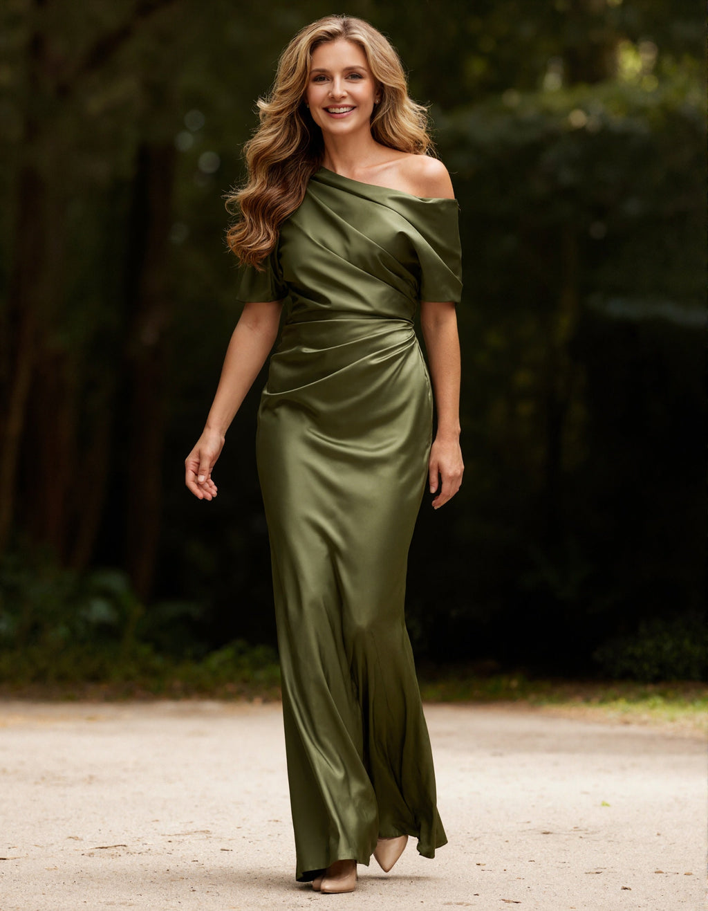 Olivgrünes schulterfreies Maxikleid aus Satin