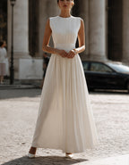 Robe longue blanche plissée sans manches