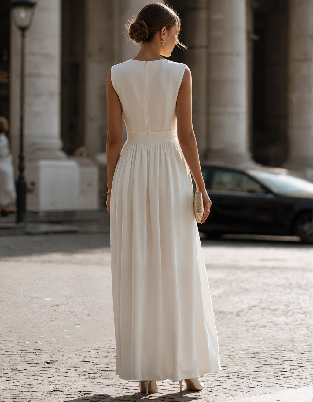 Robe longue blanche plissée sans manches