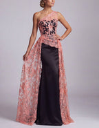 Korallenrosa Maxikleid aus schwarzem Satin mit One-Shoulder-Spitzendetail