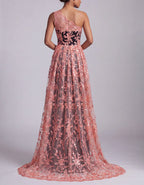 Korallenrosa Maxikleid aus schwarzem Satin mit One-Shoulder-Spitzendetail