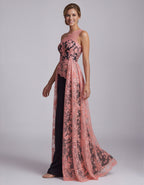 Korallenrosa Maxikleid aus schwarzem Satin mit One-Shoulder-Spitzendetail