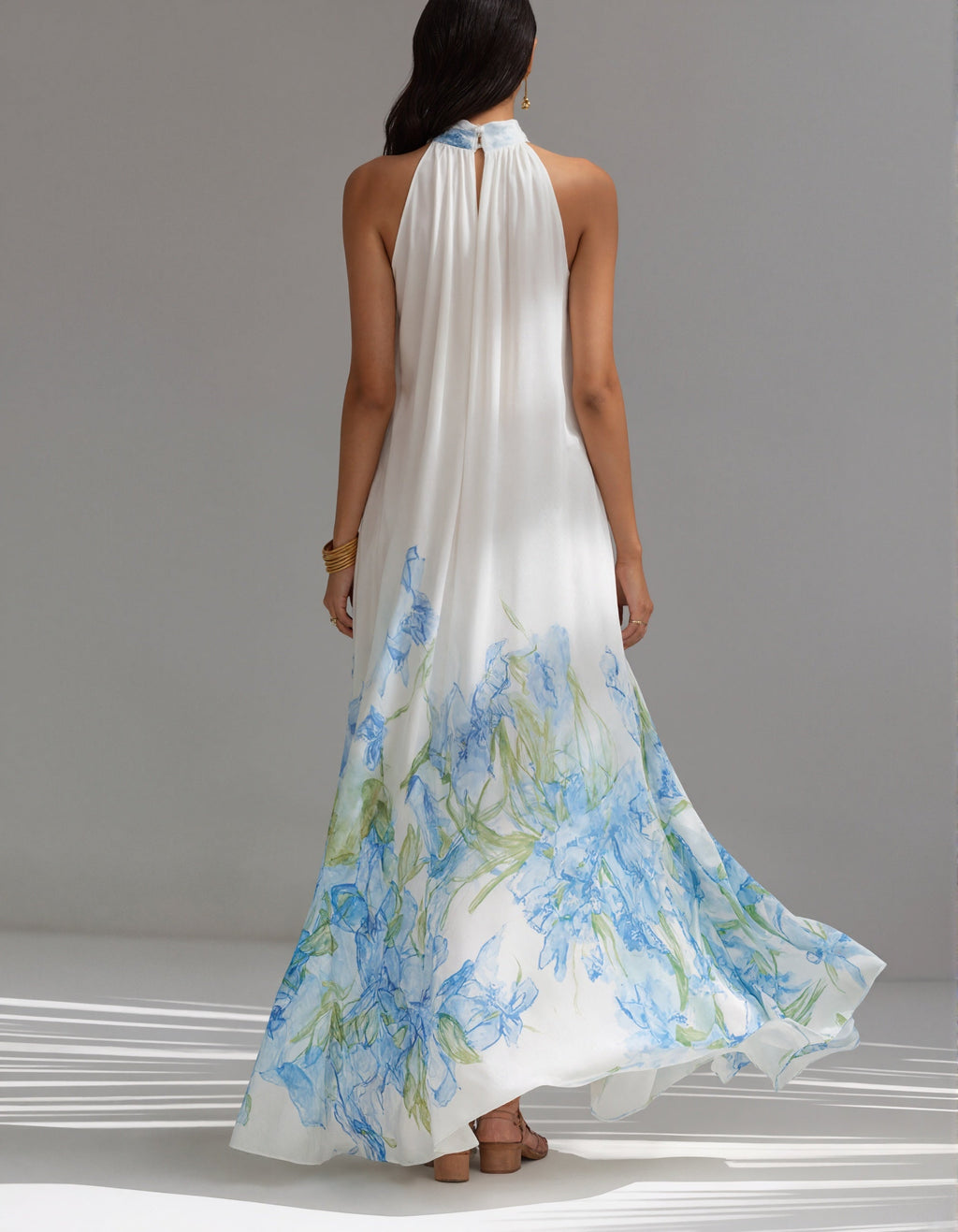 Robe longue en mousseline blanche à motif floral aquarelle bleu