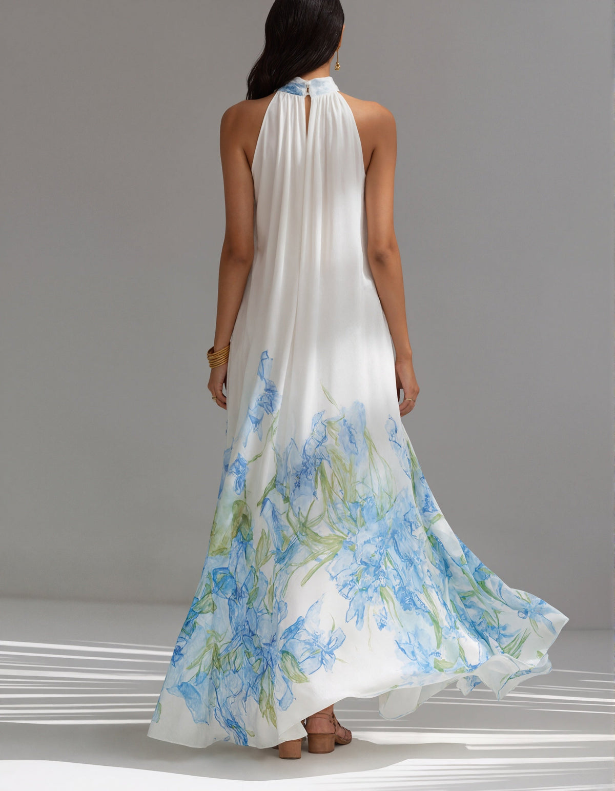 Robe longue en mousseline blanche à motif floral aquarelle bleu