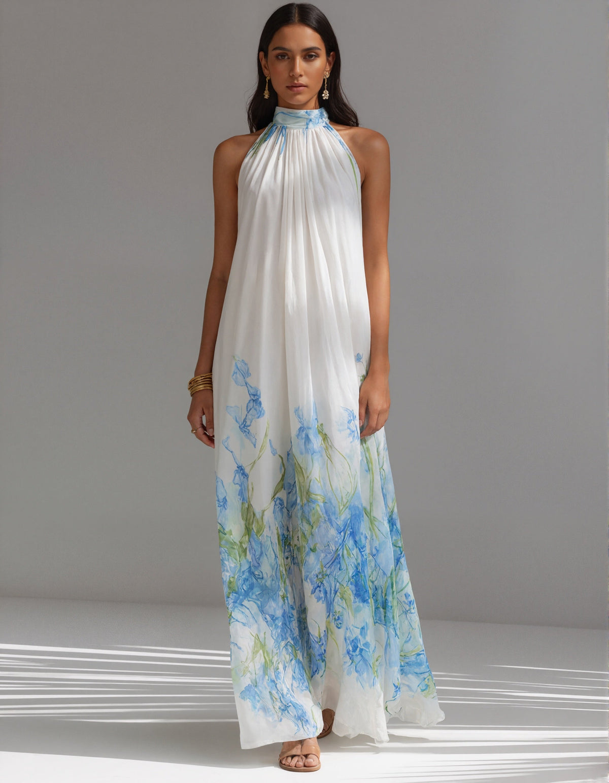 Robe longue en mousseline blanche à motif floral aquarelle bleu