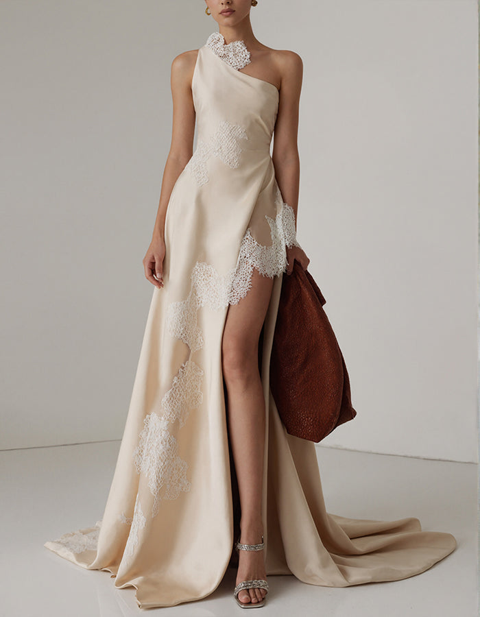 Robe longue en satin champagne clair à une épaule avec applications en dentelle