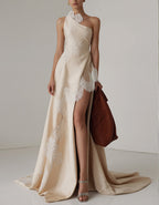Robe longue en satin champagne clair à une épaule avec applications en dentelle