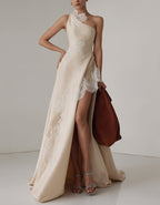 Robe longue en satin champagne clair à une épaule avec applications en dentelle