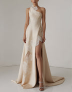 Robe longue en satin champagne clair à une épaule avec applications en dentelle
