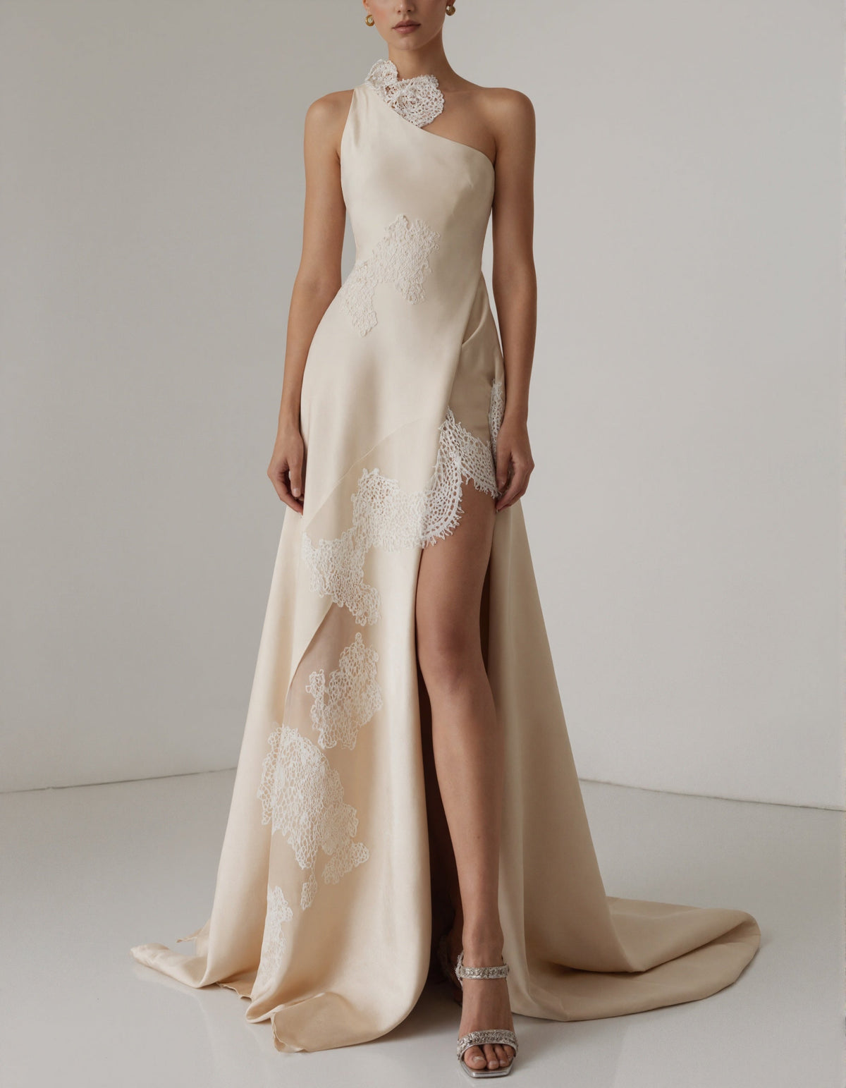 Robe longue en satin champagne clair à une épaule avec applications en dentelle