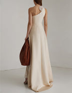 Robe longue en satin champagne clair à une épaule avec applications en dentelle