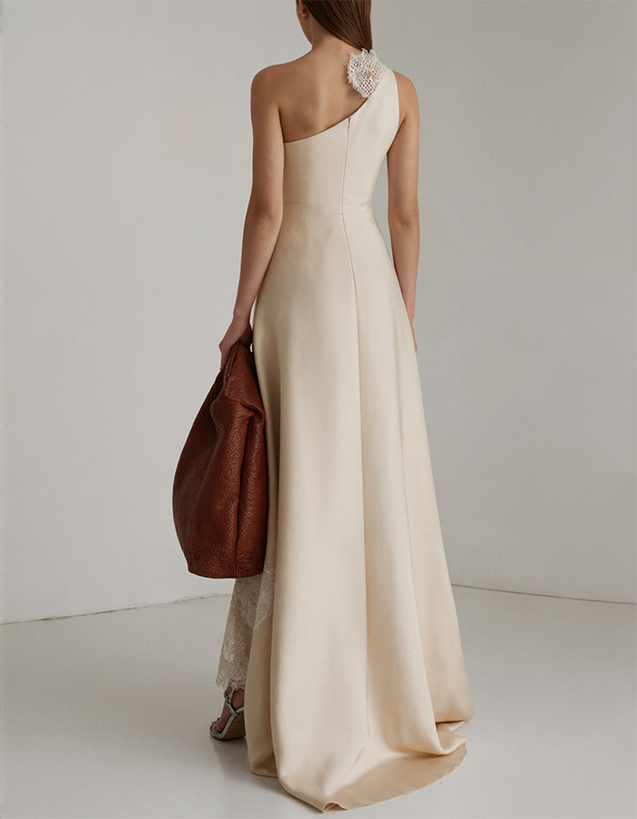 Robe longue en satin champagne clair à une épaule avec applications en dentelle
