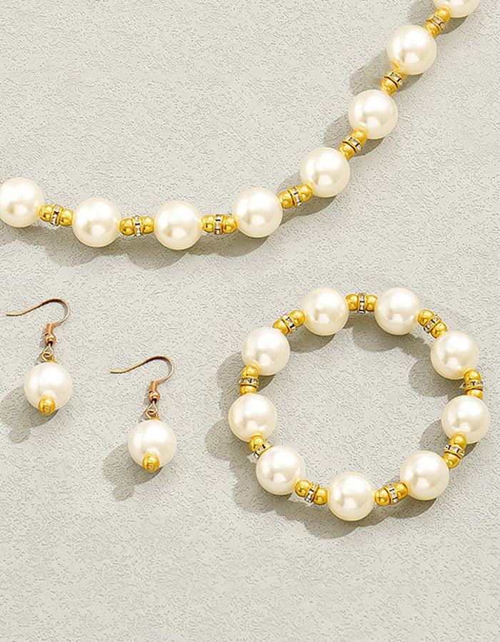 Perlmutt-Schmuckset bestehend aus Ohrringen, Halskette und Armband
