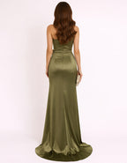 Robe longue en satin à épaules dénudées vert olive