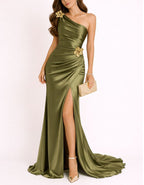 Robe longue en satin à épaules dénudées vert olive