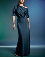 Maxikleid aus seeblauem Satin mit asymmetrischem Ausschnitt