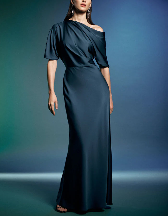 Maxikleid aus seeblauem Satin mit asymmetrischem Ausschnitt