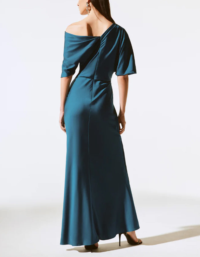 Maxikleid aus seeblauem Satin mit asymmetrischem Ausschnitt