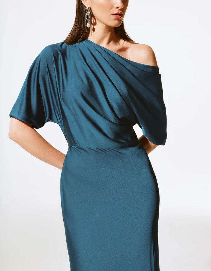 Maxikleid aus seeblauem Satin mit asymmetrischem Ausschnitt