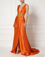Robe longue orange en satin à col en V