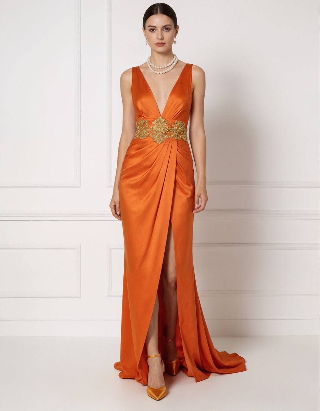 Robe longue orange en satin à col en V