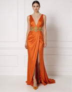 Robe longue orange en satin à col en V