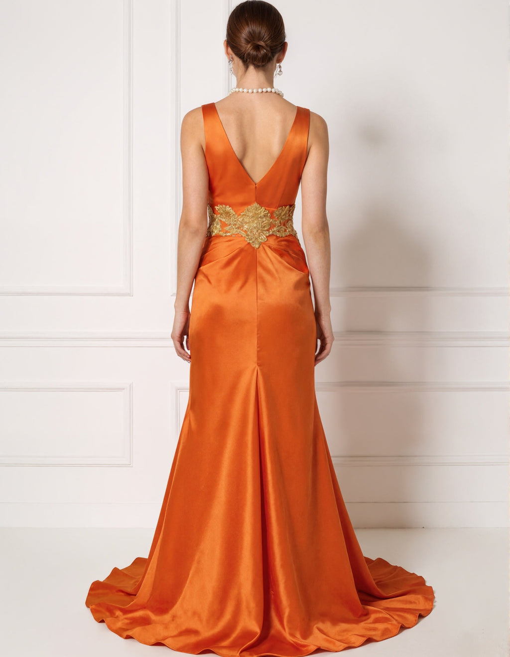 Robe longue orange en satin à col en V
