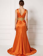 Robe longue orange en satin à col en V