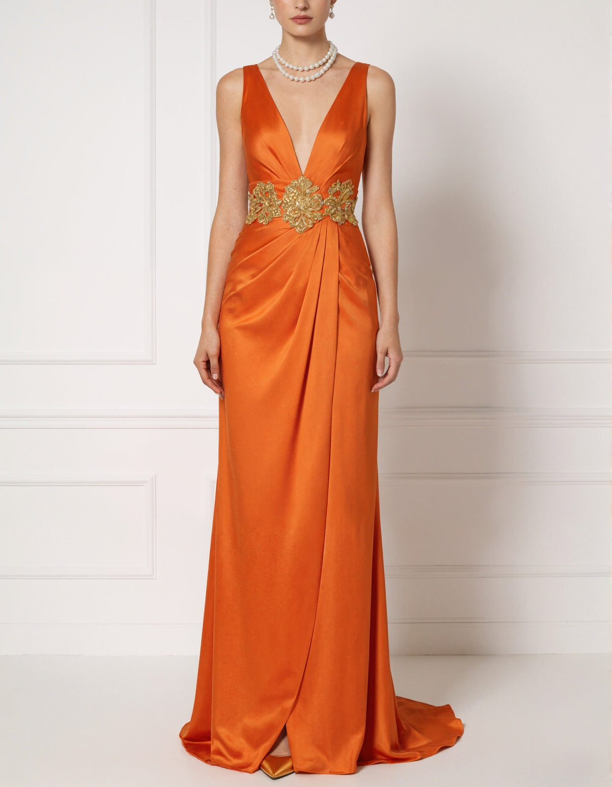 Robe longue orange en satin à col en V
