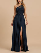 Abito lungo in chiffon con pizzo monospalla blu navy