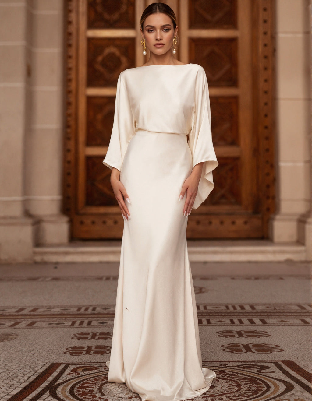 Robe longue en satin blanc à manches chauve-souris