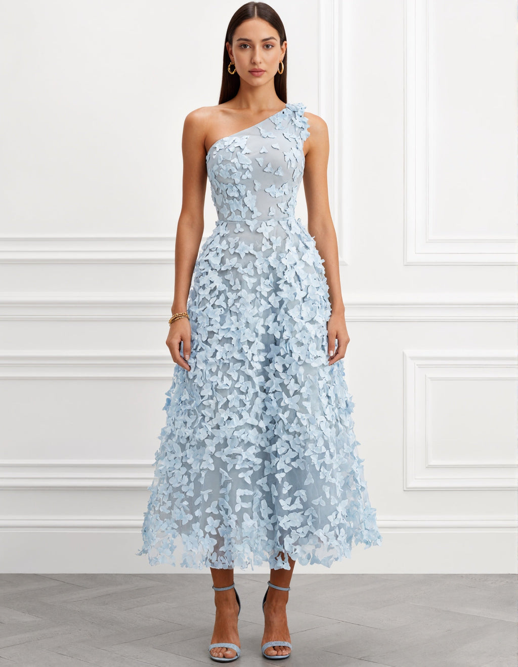 Hellblaues Maxi-Kleid mit 3D-Blumenapplikationen und Schultertasche