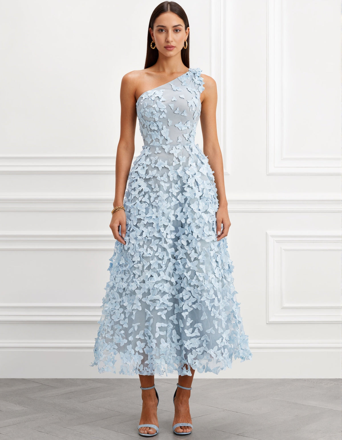 Hellblaues Maxi-Kleid mit 3D-Blumenapplikationen und Schultertasche