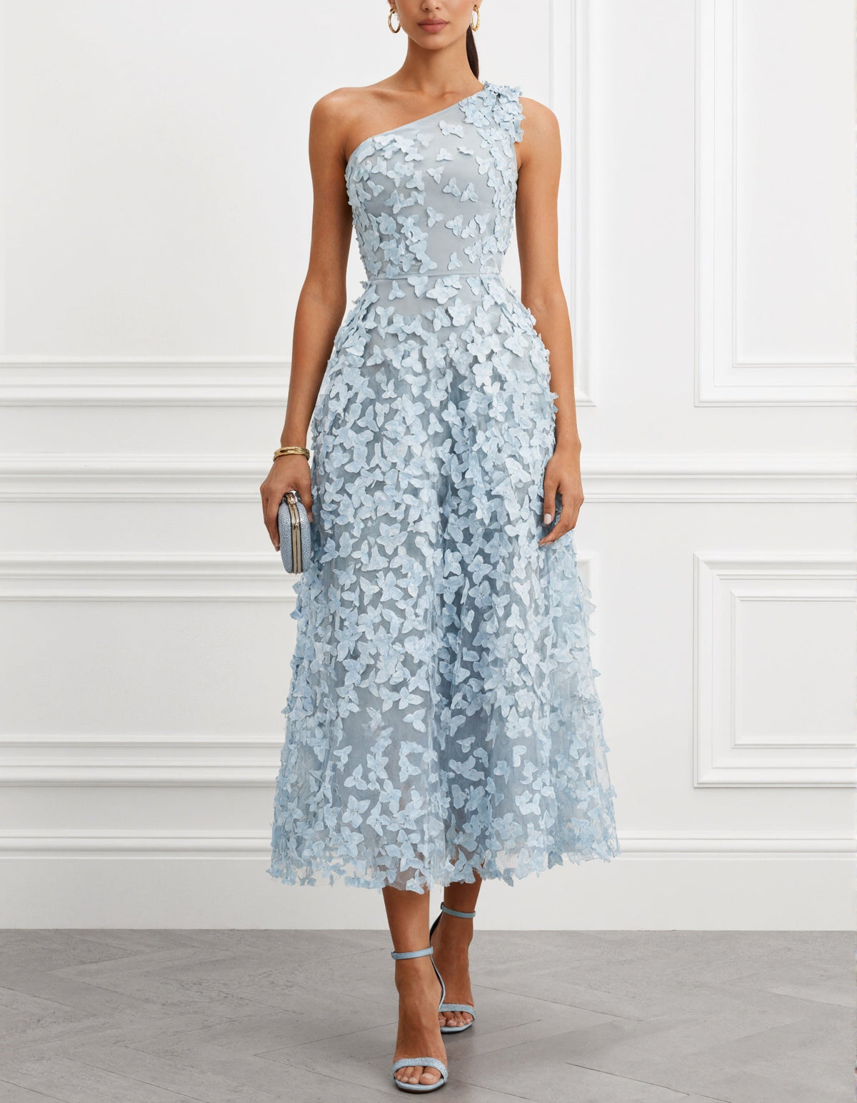 Hellblaues Maxi-Kleid mit 3D-Blumenapplikationen und Schultertasche
