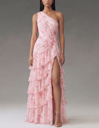Pinkfarbenes florales Chiffon-Maxikleid mit einseitigem Träger und Rüschen