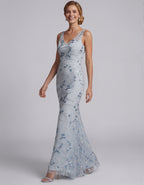 Hellblaues Maxikleid aus Tüll mit Pailletten-Blumenmuster