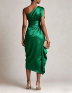 Asymmetrisches Midi-Kleid aus grünem Satin mit einer Schulterpartie