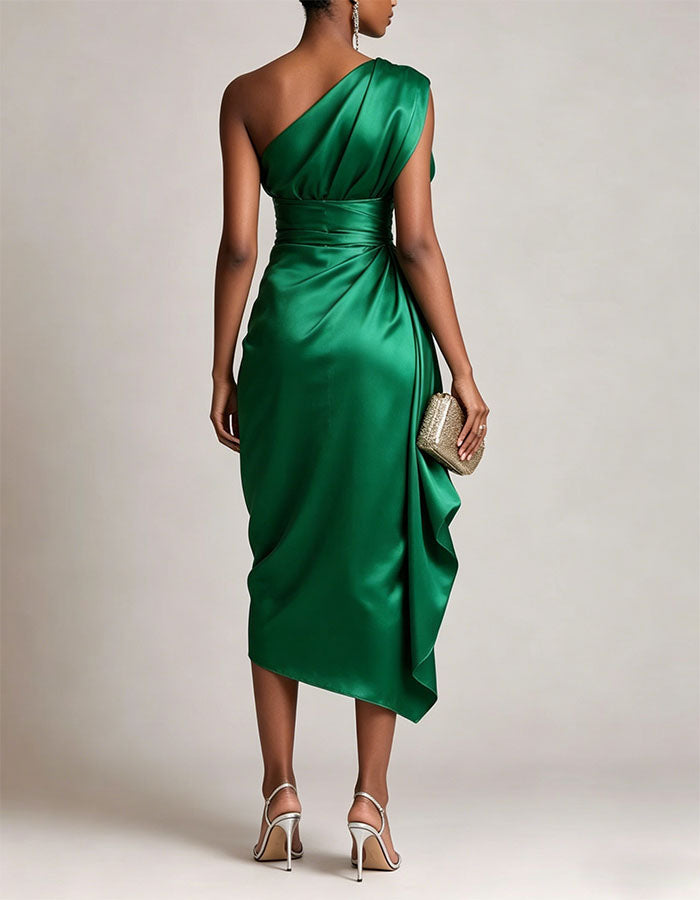 Asymmetrisches Midi-Kleid aus grünem Satin mit einer Schulterpartie