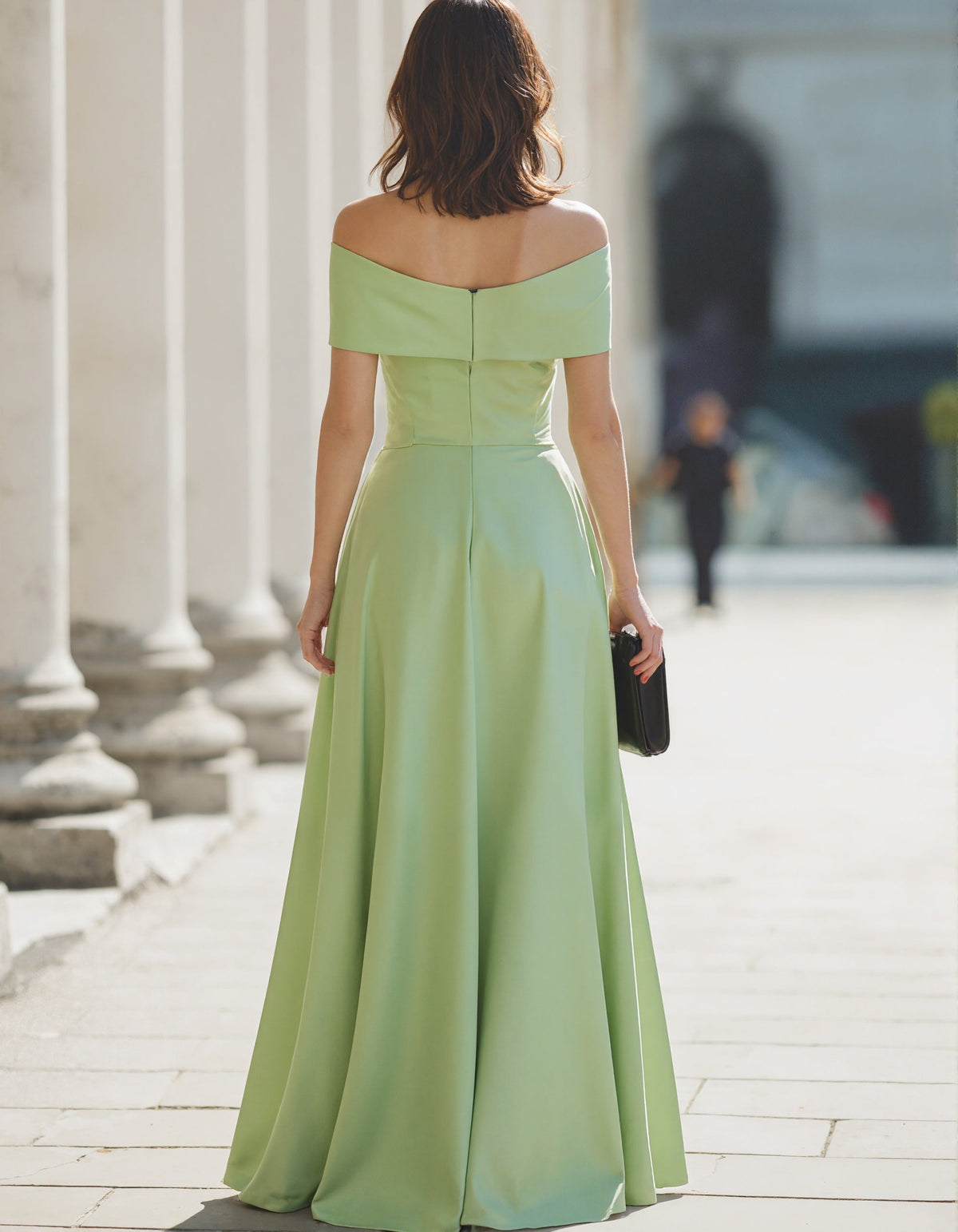 Robe longue en satin vert clair à épaules dénudées