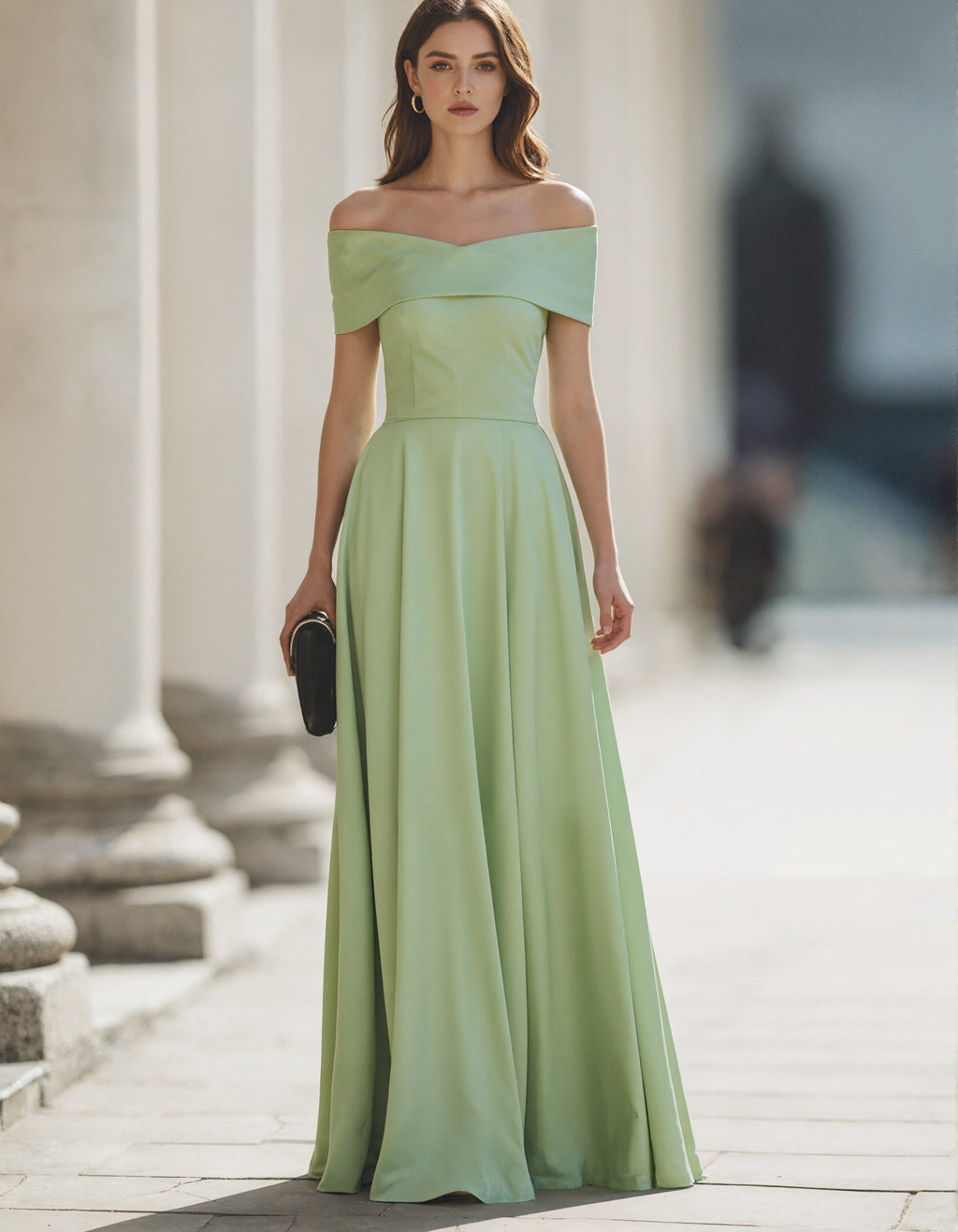 Robe longue en satin vert clair à épaules dénudées