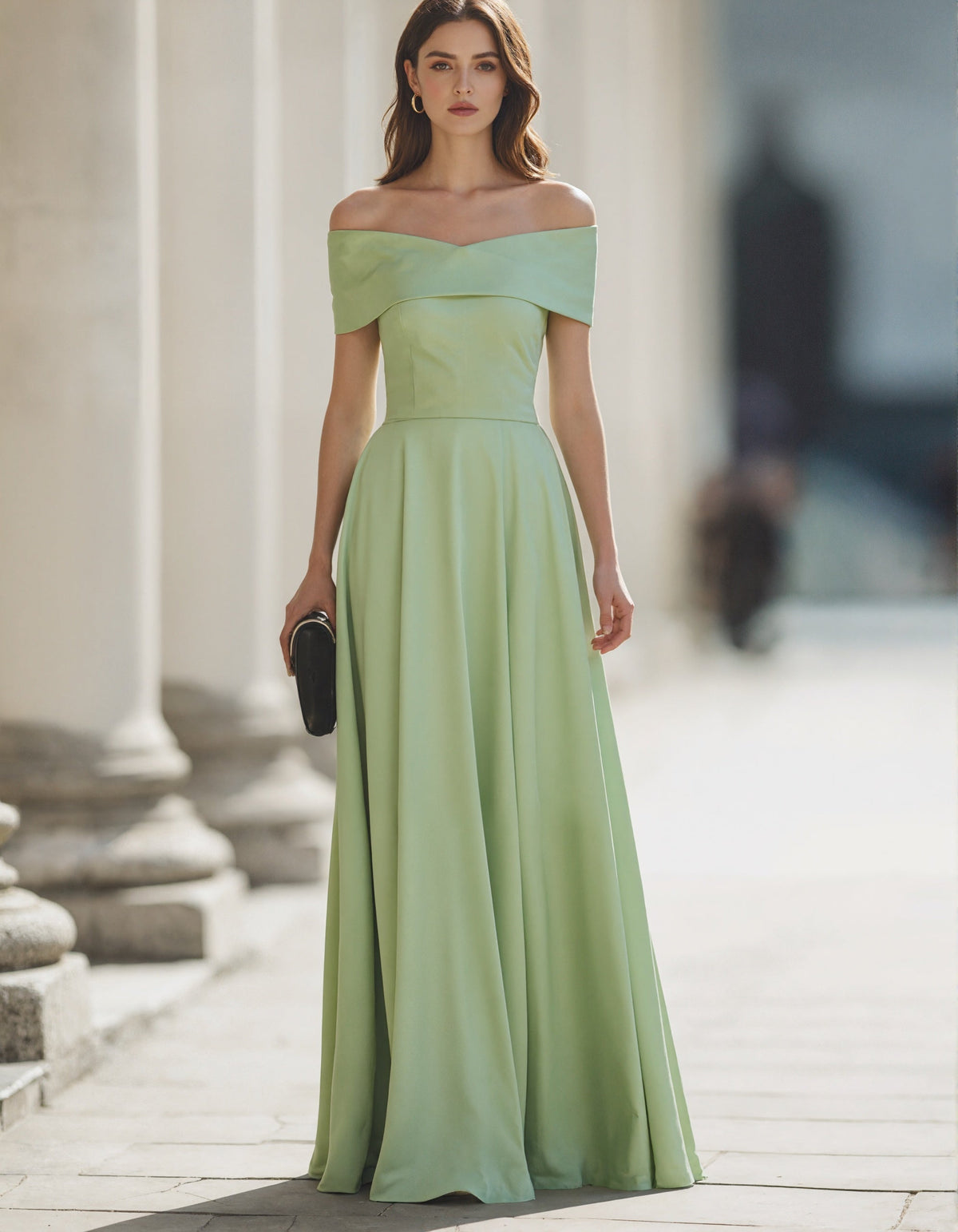 Robe longue en satin vert clair à épaules dénudées