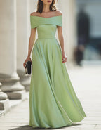 Robe longue en satin vert clair à épaules dénudées