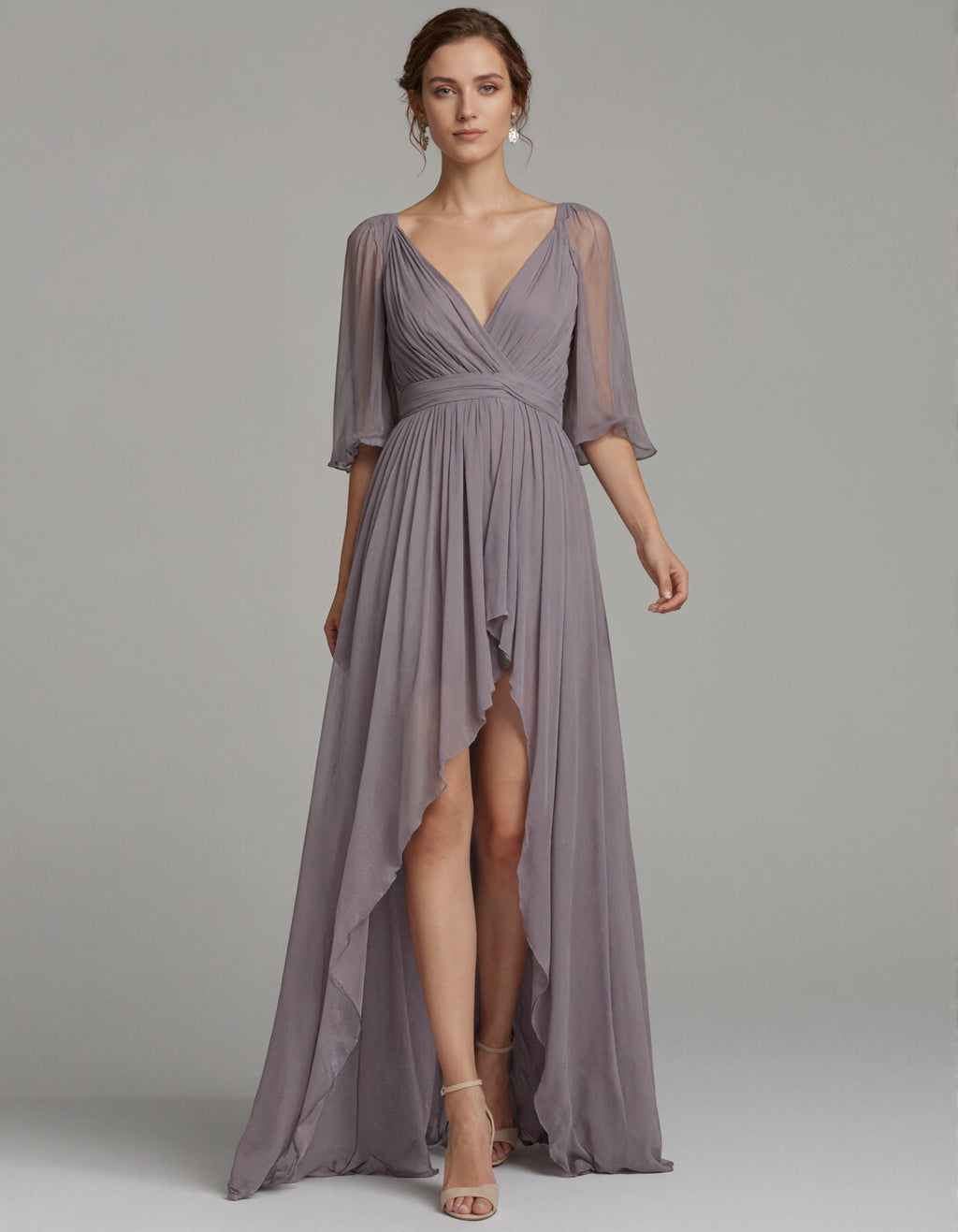 Abito lungo con scollo a V in chiffon viola grigiastro, maniche in tulle e orlo asimmetrico