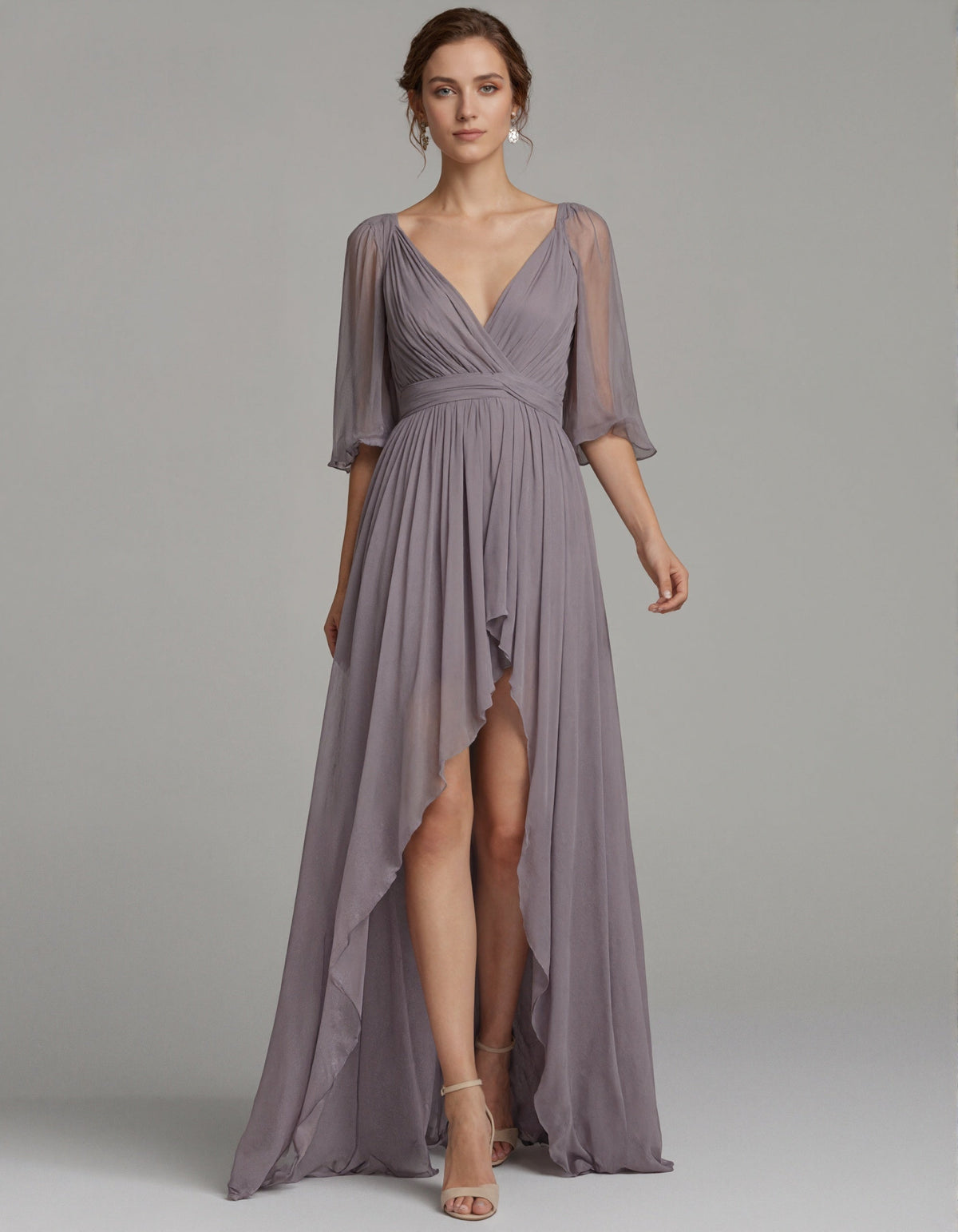Abito lungo con scollo a V in chiffon viola grigiastro, maniche in tulle e orlo asimmetrico