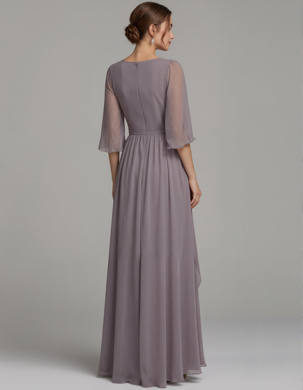 Abito lungo con scollo a V in chiffon viola grigiastro, maniche in tulle e orlo asimmetrico