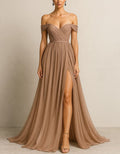 Robe longue plissée en mousseline couleur camel à épaules dénudées